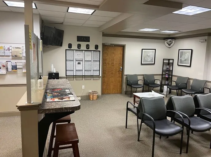 Welcoming waiting area with seating at LifeStance Therapists & Psychiatrists Newark, a treatment center in Delaware.